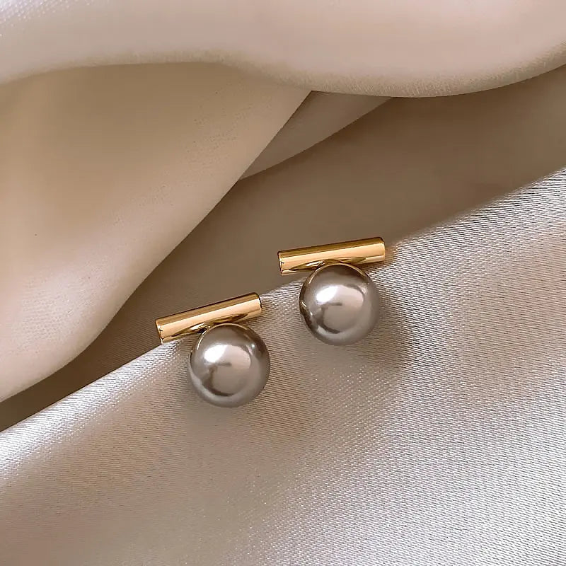 Crisha – Pendientes Perlas Oscuras en Oro Elegante