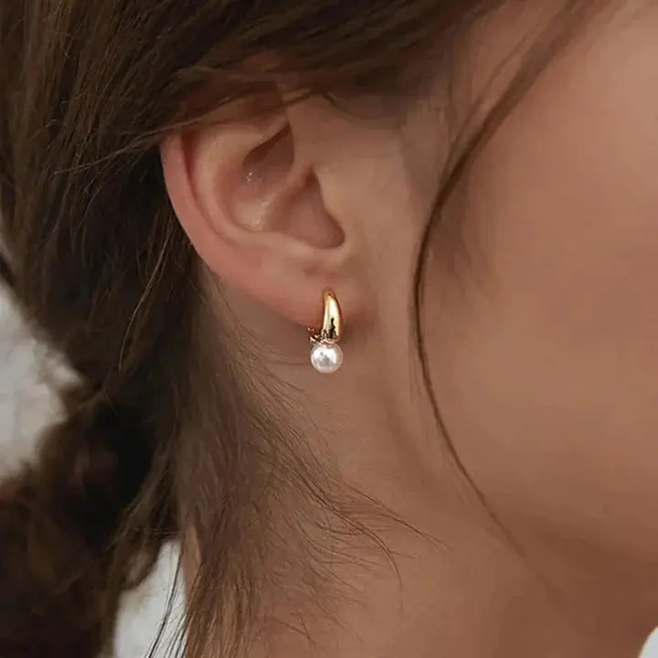 Mirelle – Colgante Minimalista de Oro y Perla