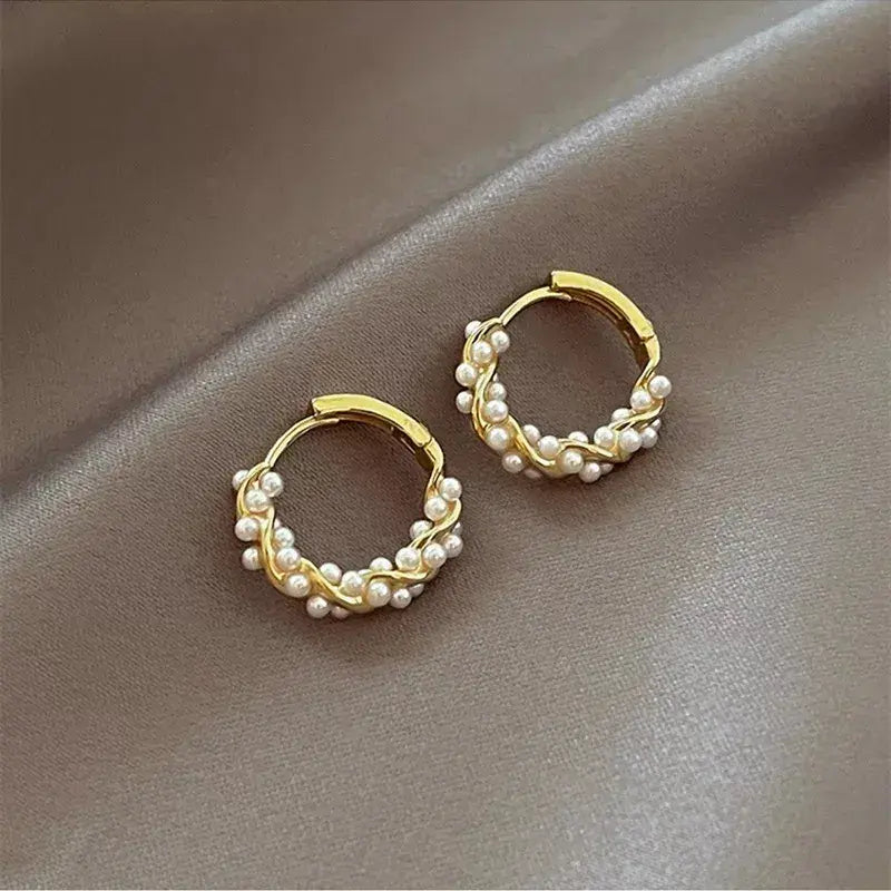Aluna – Pendientes Elegantes con Perlas Redondas e Incrustaciones