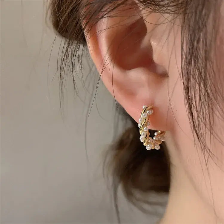 Aluna – Pendientes Elegantes con Perlas Redondas e Incrustaciones