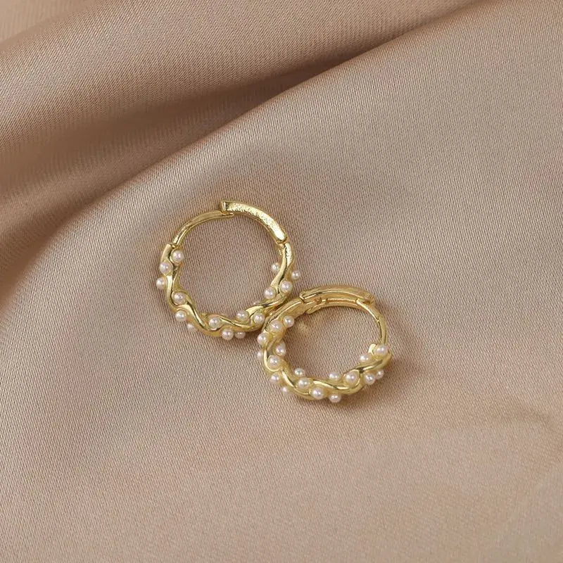 Aluna – Pendientes Elegantes con Perlas Redondas e Incrustaciones