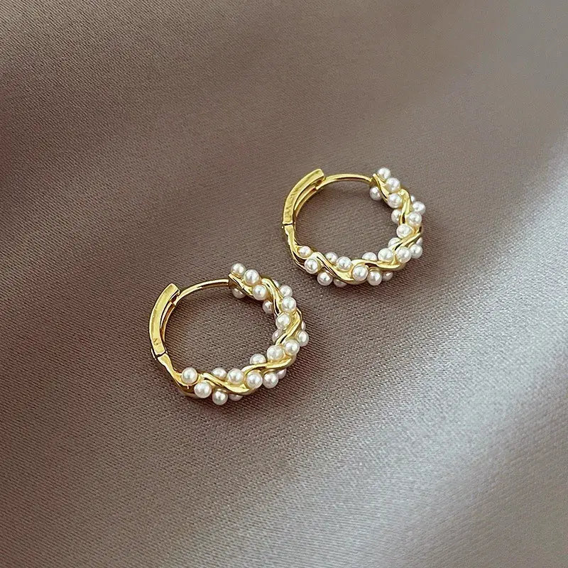 Aluna – Pendientes Elegantes con Perlas Redondas e Incrustaciones