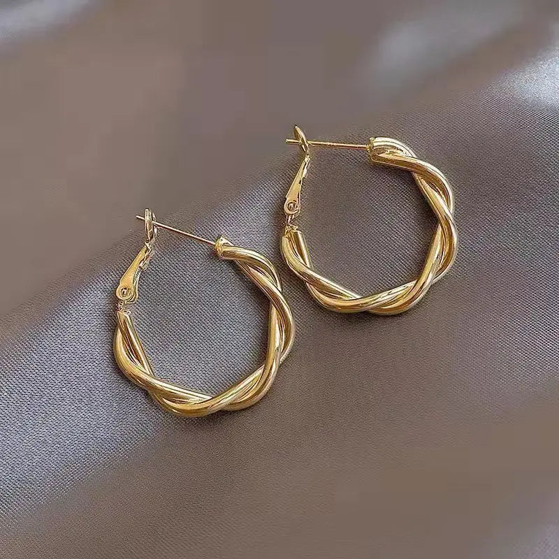 Zonia – Pendientes Elegantes con Nudo Dorado