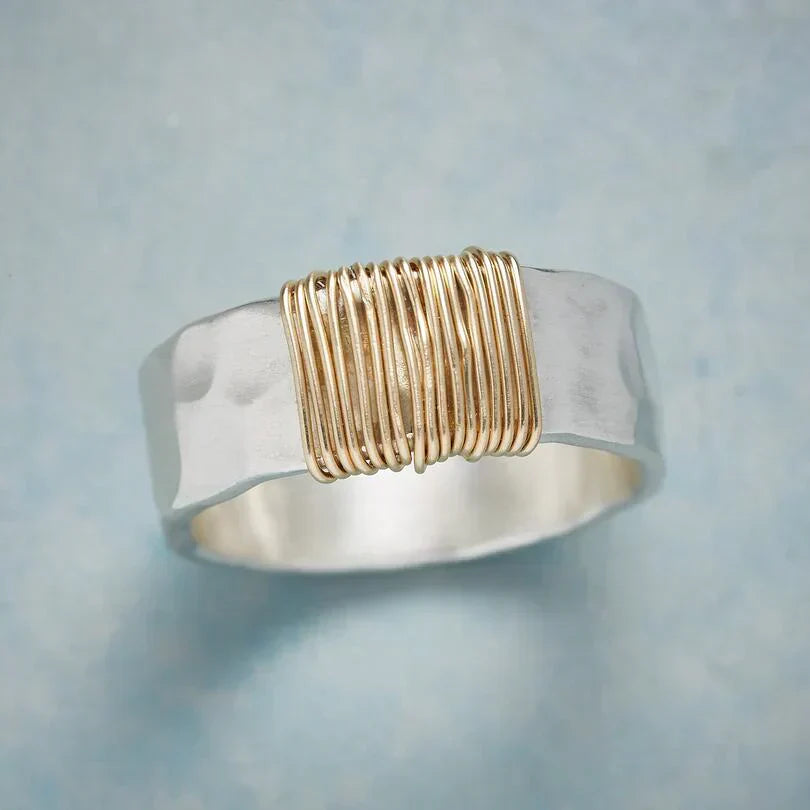 Naia – Anillo Bohemio Dorado a Hilos Entrelazados