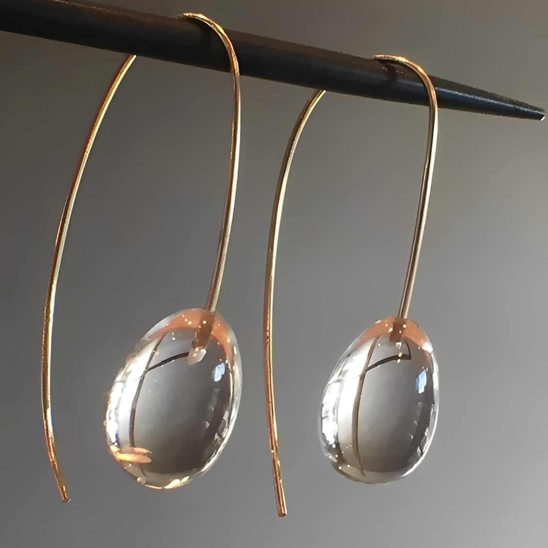 Elara – Pendientes Cristal Gris Estilo Retro