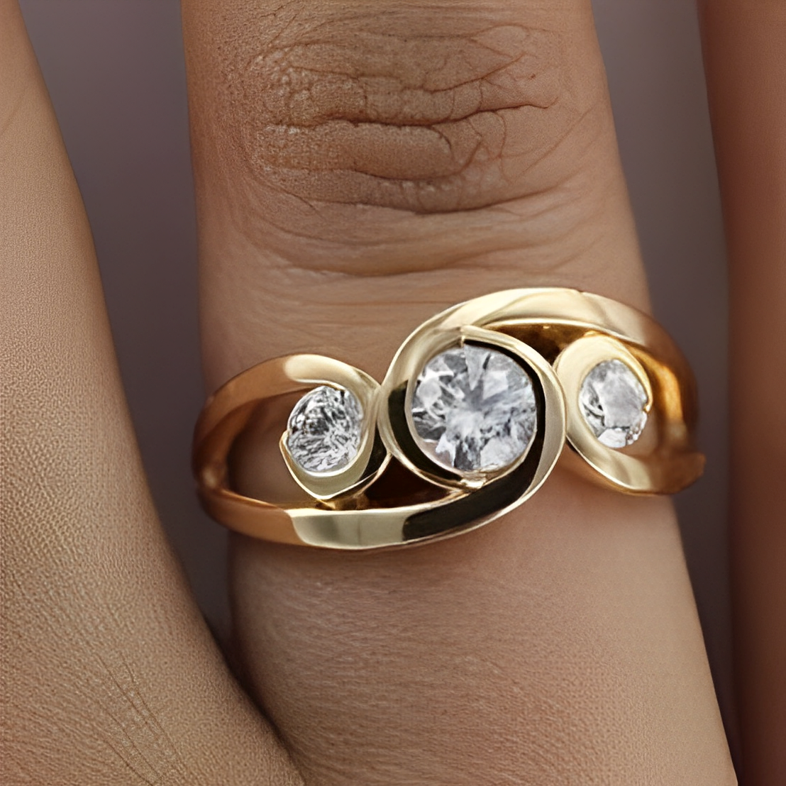 Zarela – Anillo Dorado Vintage en Espiral con Circonitas Engastadas