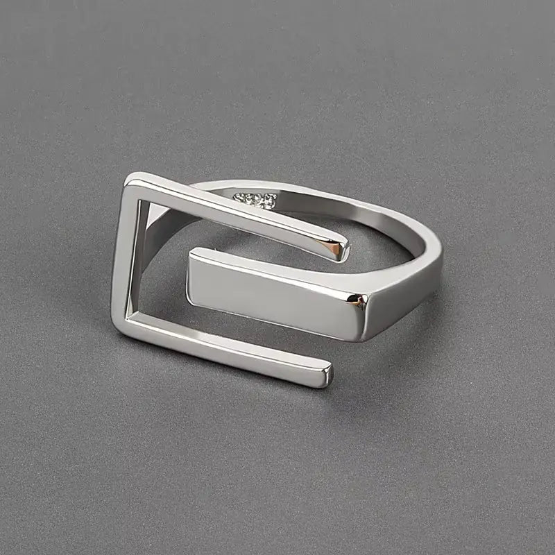 Malia – Anillo Plateado con Diseño Irregular