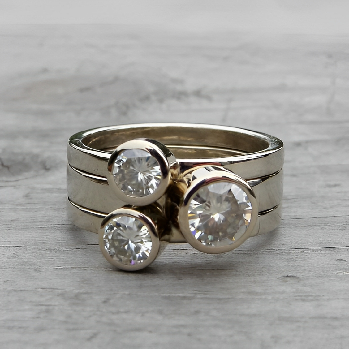 Viviane – Anillo Vintage con Triple Capa de Circonitas