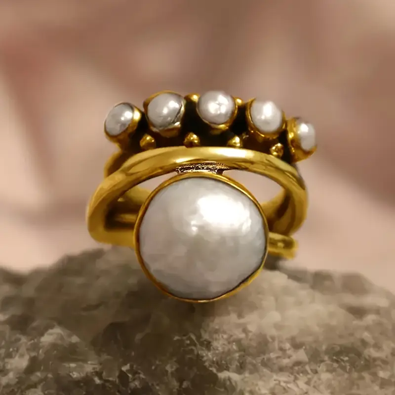 Elara – Anillo Intemporal Perla Dorada