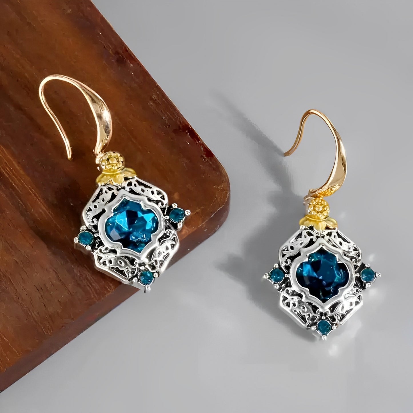 Estelle – Pendientes Vintage en Oro y Plata con Cristal Azul