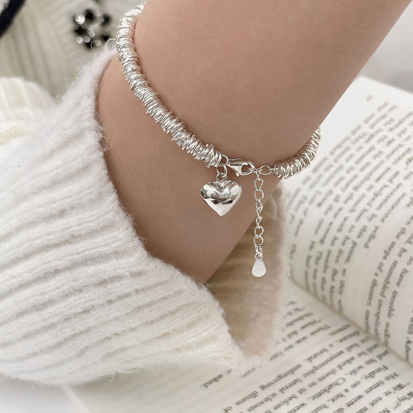 Marie – Pulsera Elegante de Plata con Corazón