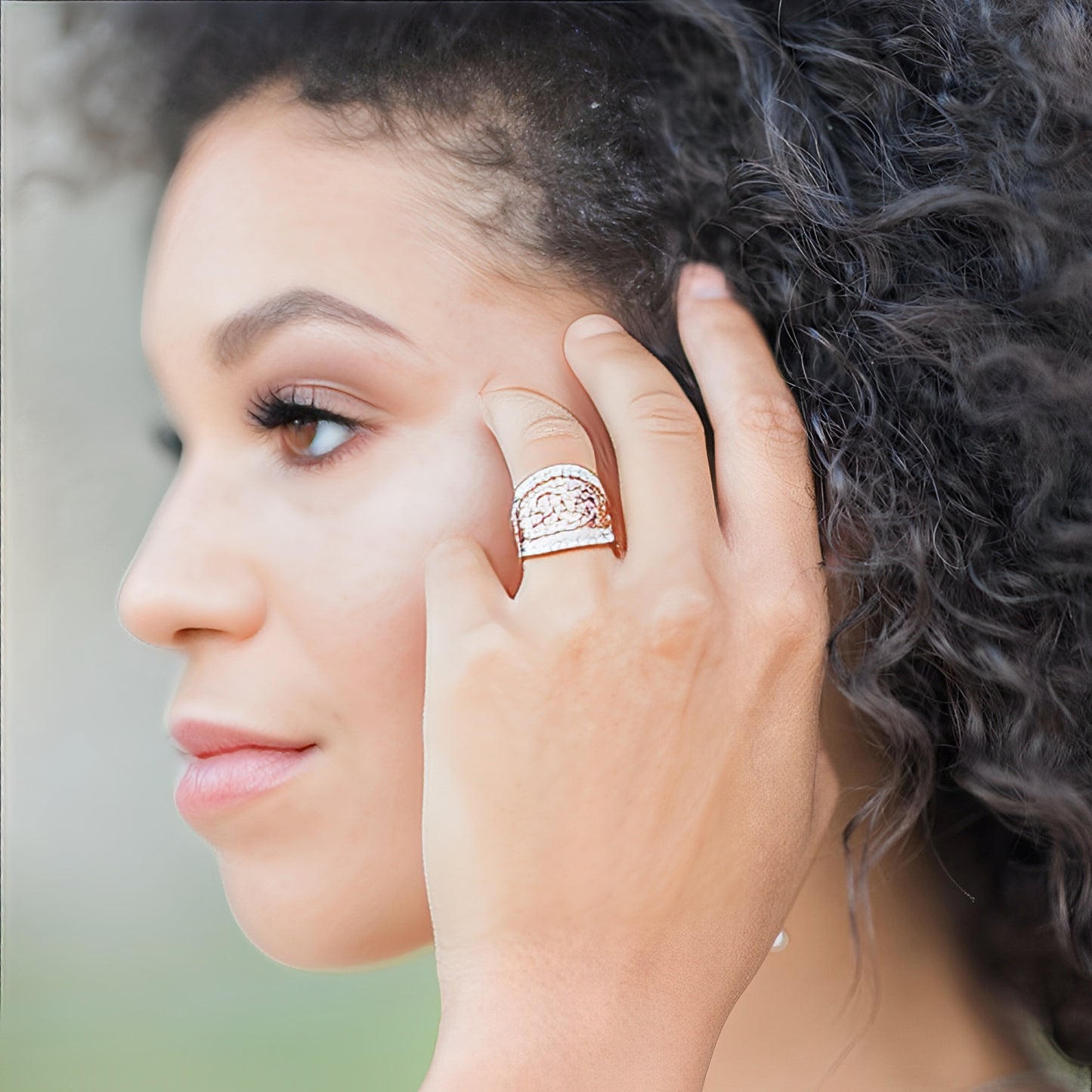 Rhea – Anillo Vintage de Plata con Detalle de Rosa