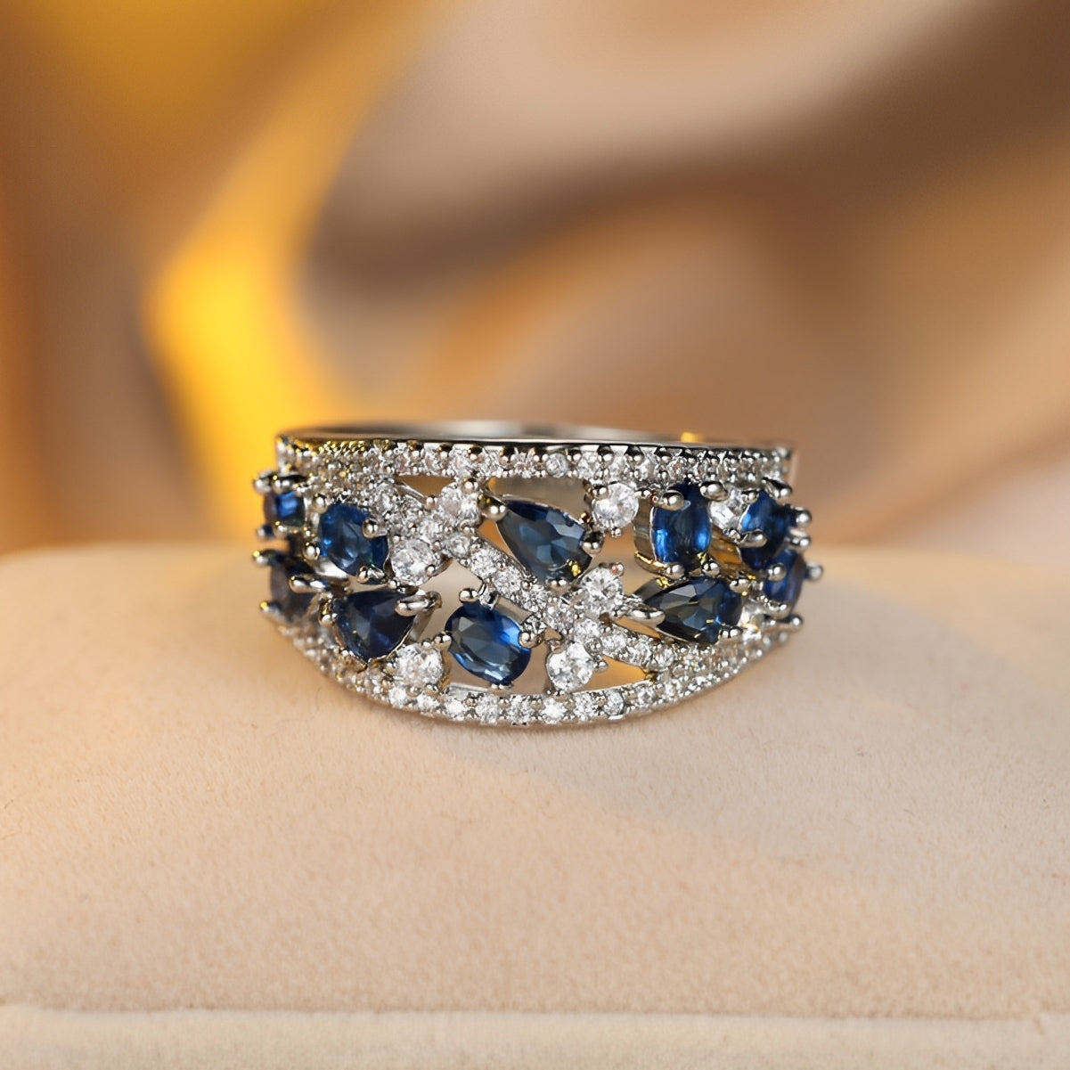 Julie – Anillo Vintage con Circonita Azul y Detalle Dorado