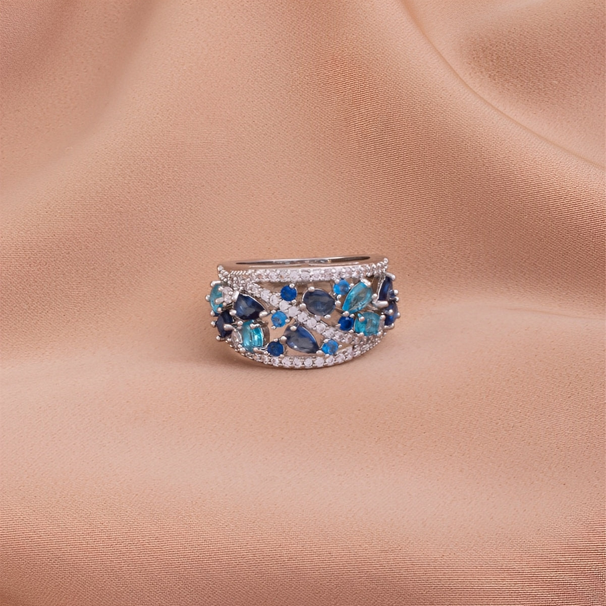 Julie – Anillo Vintage con Circonita Azul y Detalle Dorado