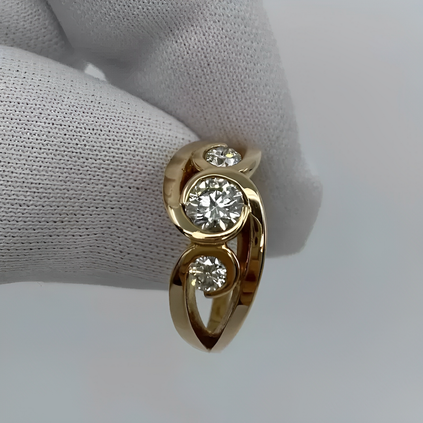 Zarela – Anillo Dorado Vintage en Espiral con Circonitas Engastadas