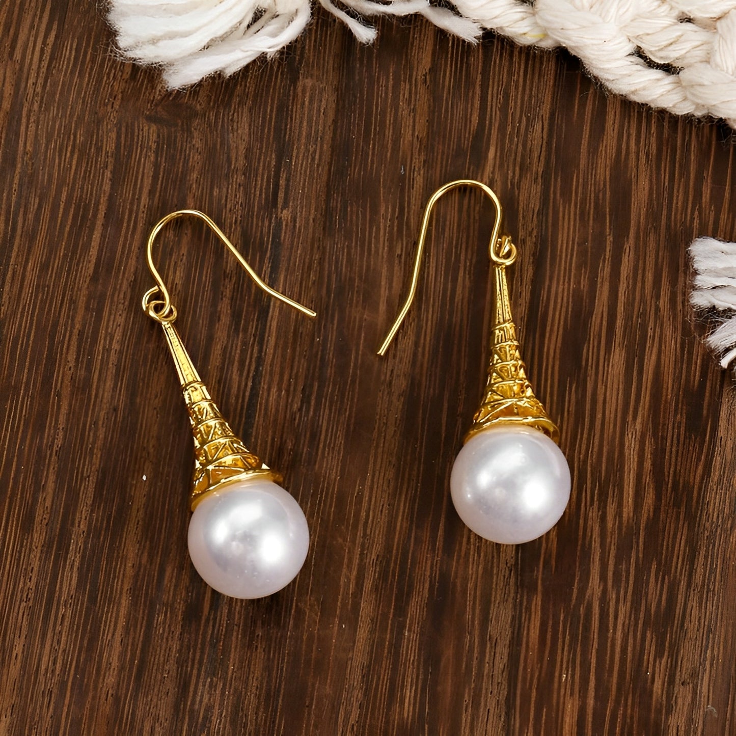 Feliza – Pendientes Vintage Dorados con Perlas Colgantes