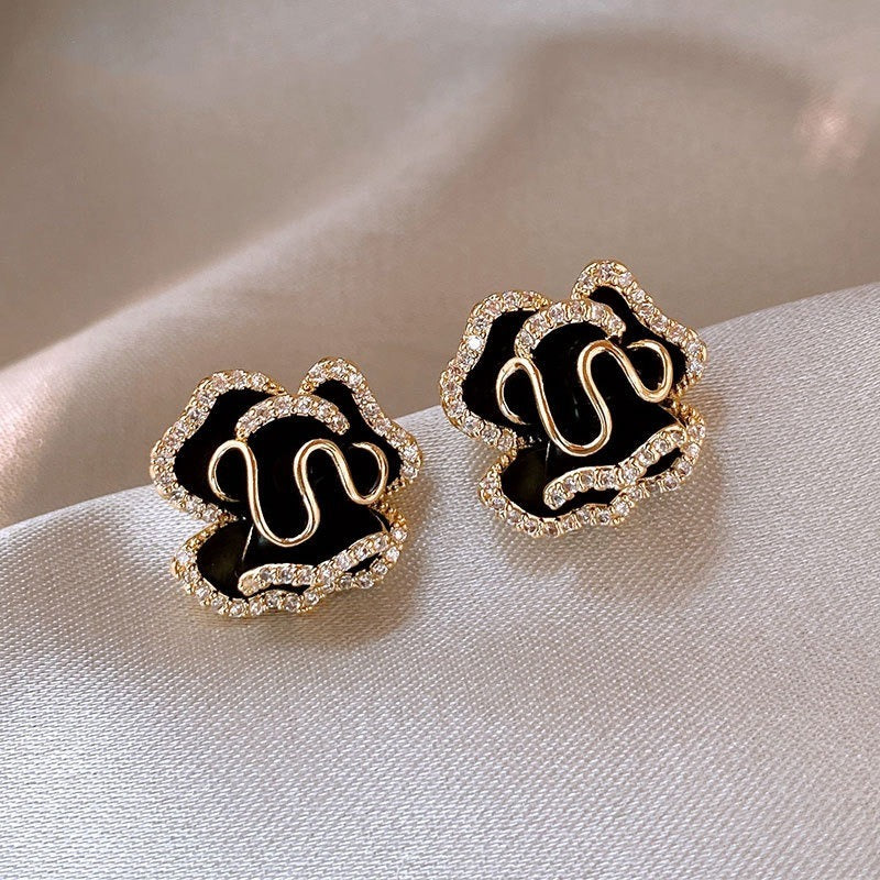 Noor – Pendientes Lotus Negro Elegantes en Dorado