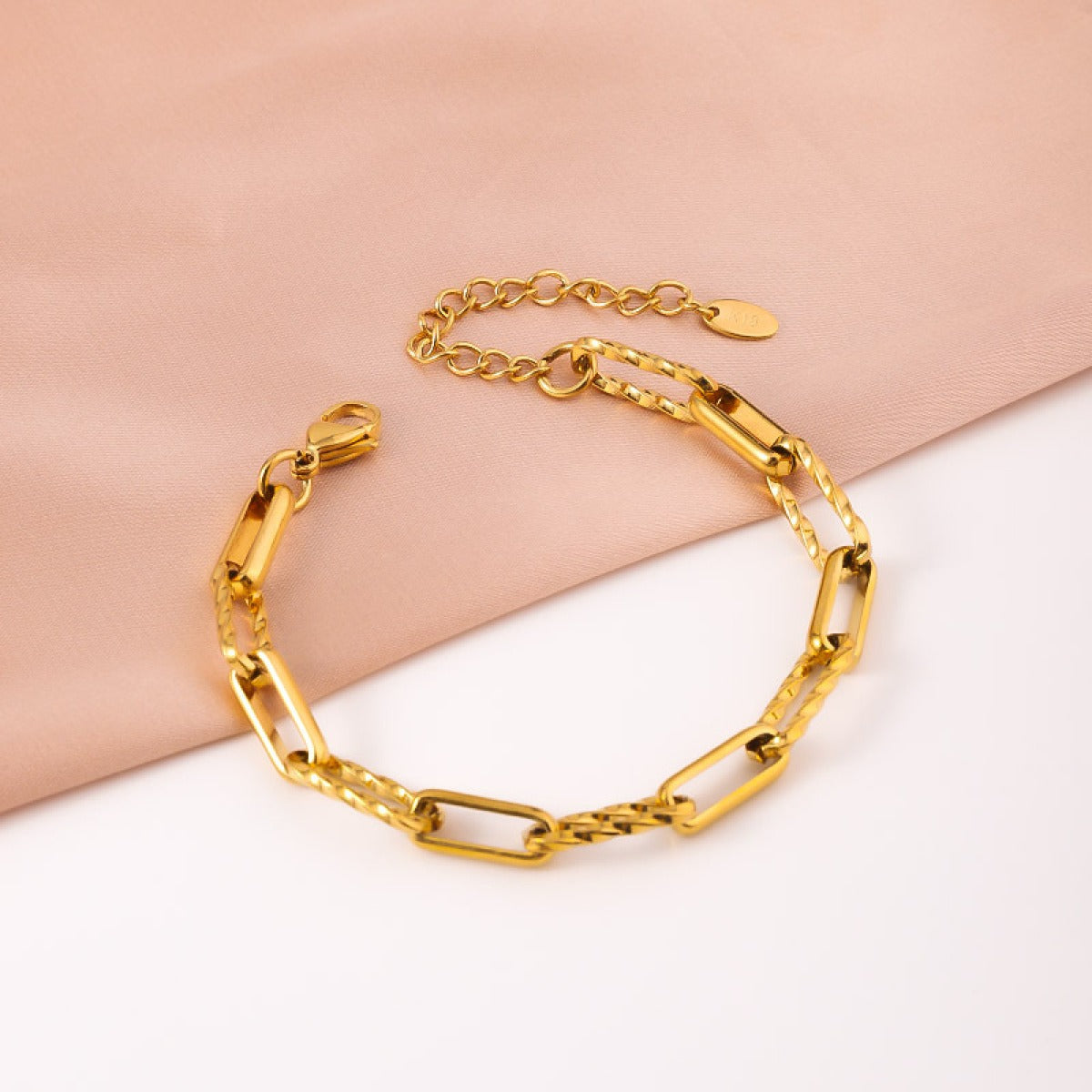Nora – Pulsera Cadena Clip Dorada Texturizada Elegante