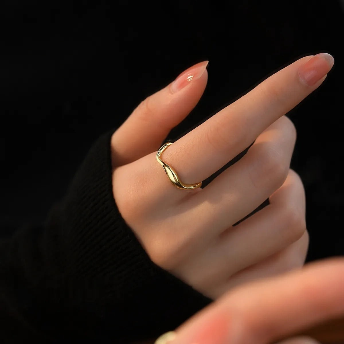 Whitney – Anillo Minimalista Ondulado