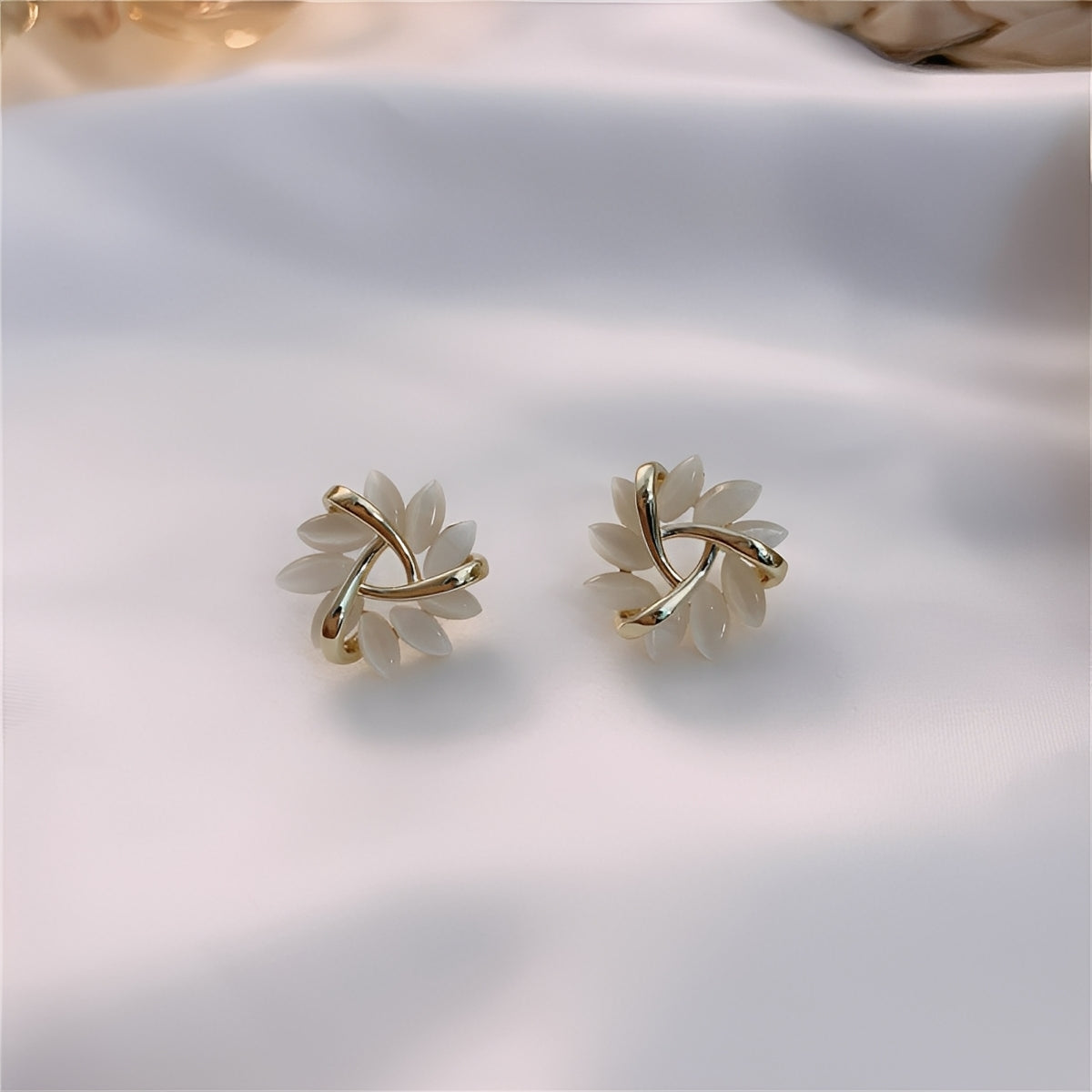 Elisse – Pendientes Intemporales Oro & Ópalo Blanco