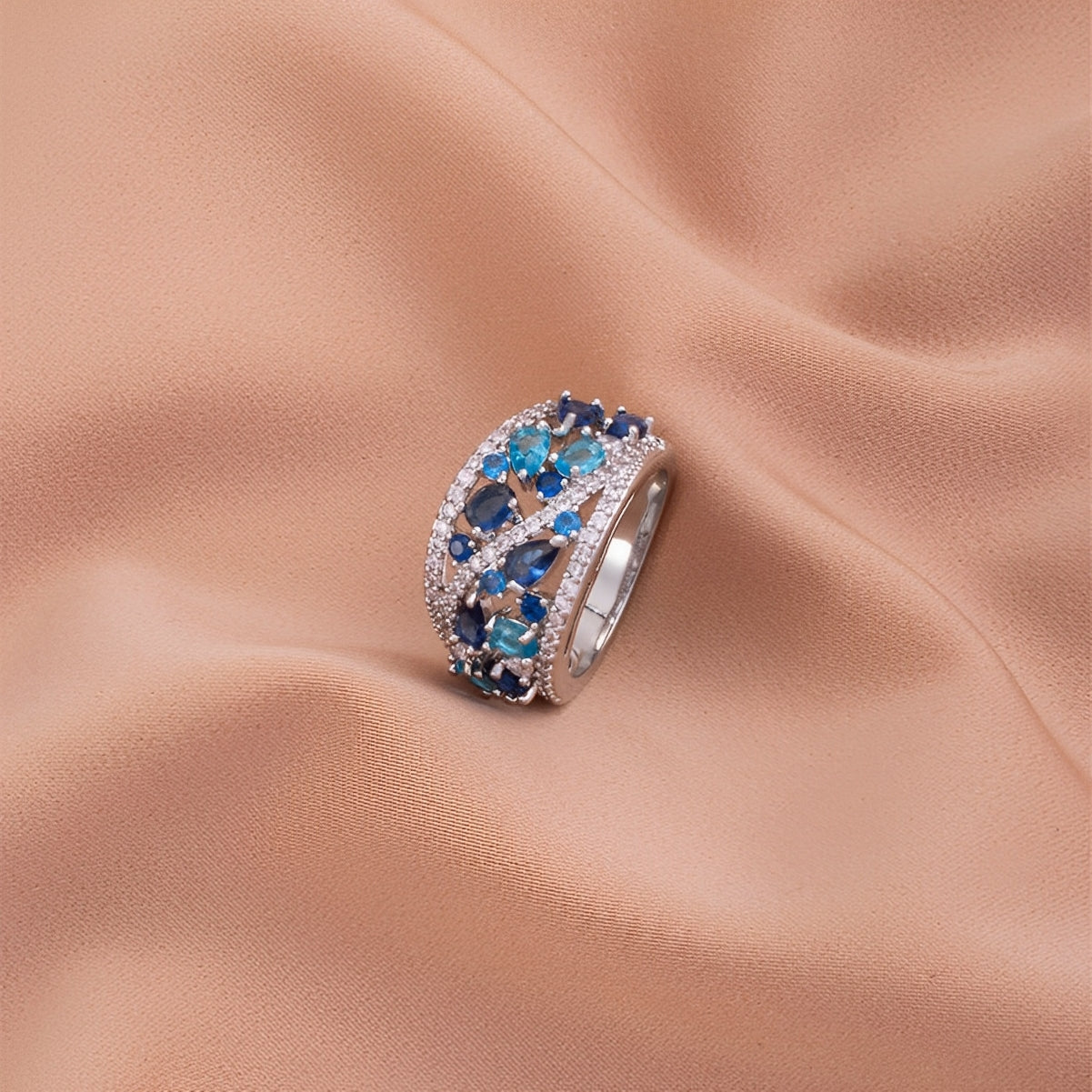 Julie – Anillo Vintage con Circonita Azul y Detalle Dorado