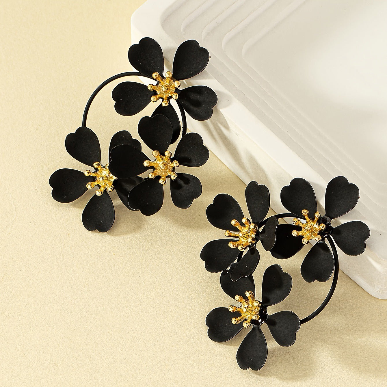 Noelia – Pendientes Vintage Flor Negra