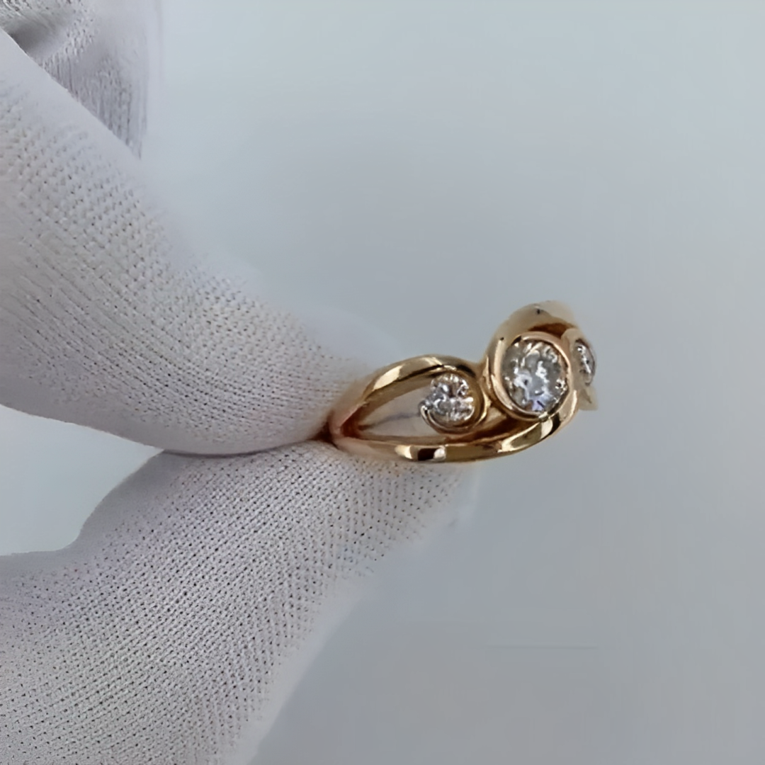 Zarela – Anillo Dorado Vintage en Espiral con Circonitas Engastadas