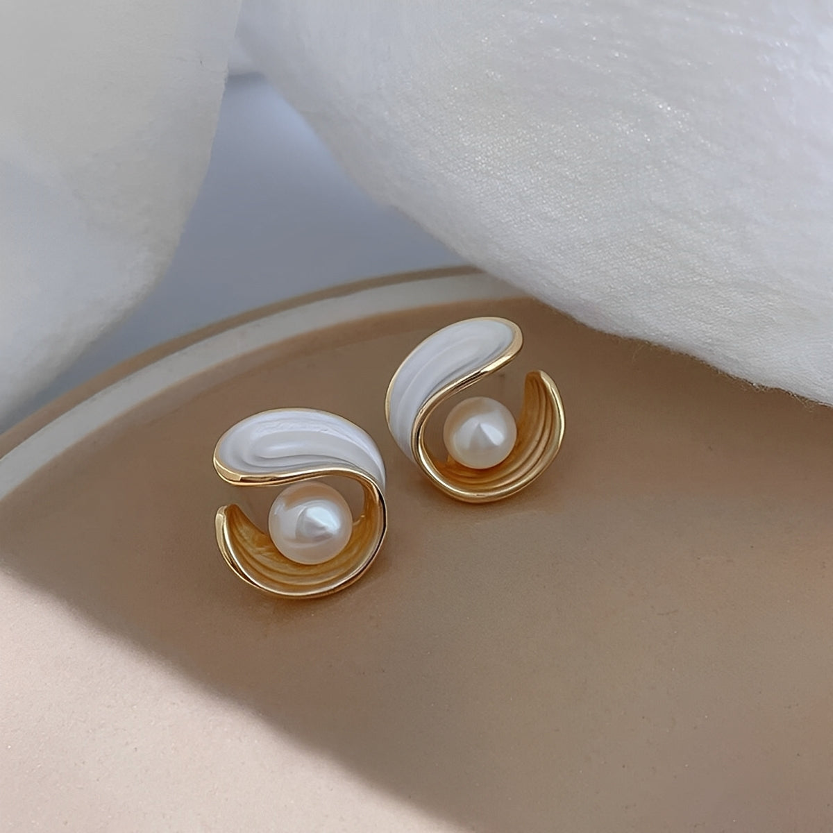 Aimee – Pendientes de Lujo con Ópalo Blanco y Perlas en Oro