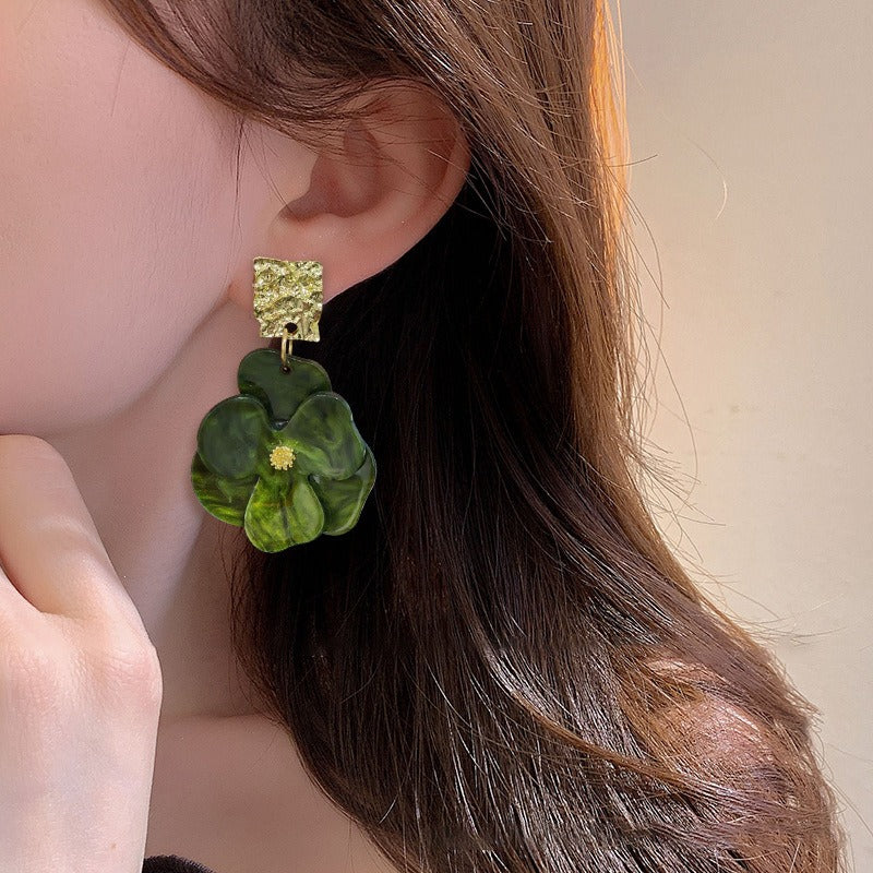 Thelma – Pendientes Colgantes Florales Dorados