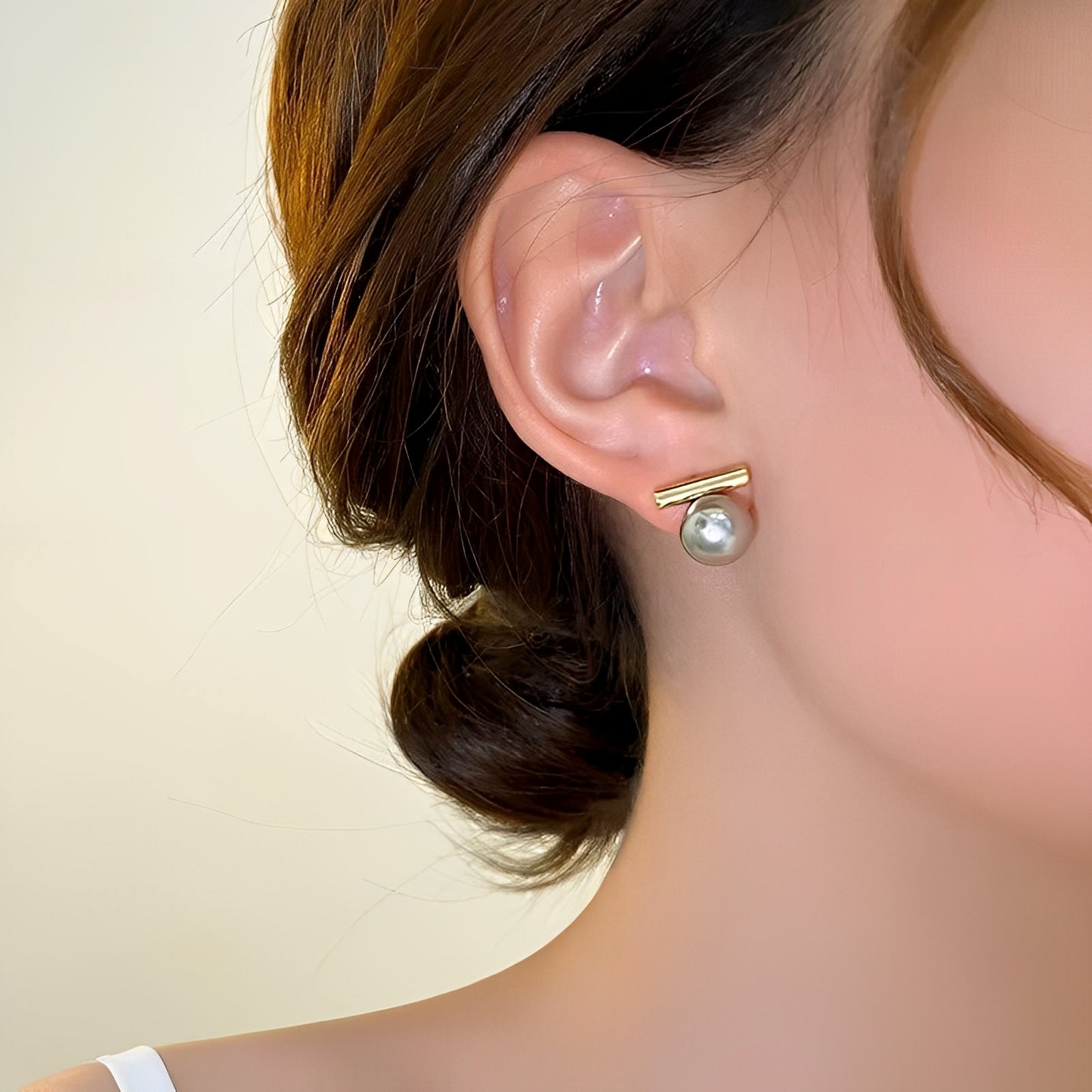 Elina – Pendientes Dorados con Perlas Oscuras Elegantes