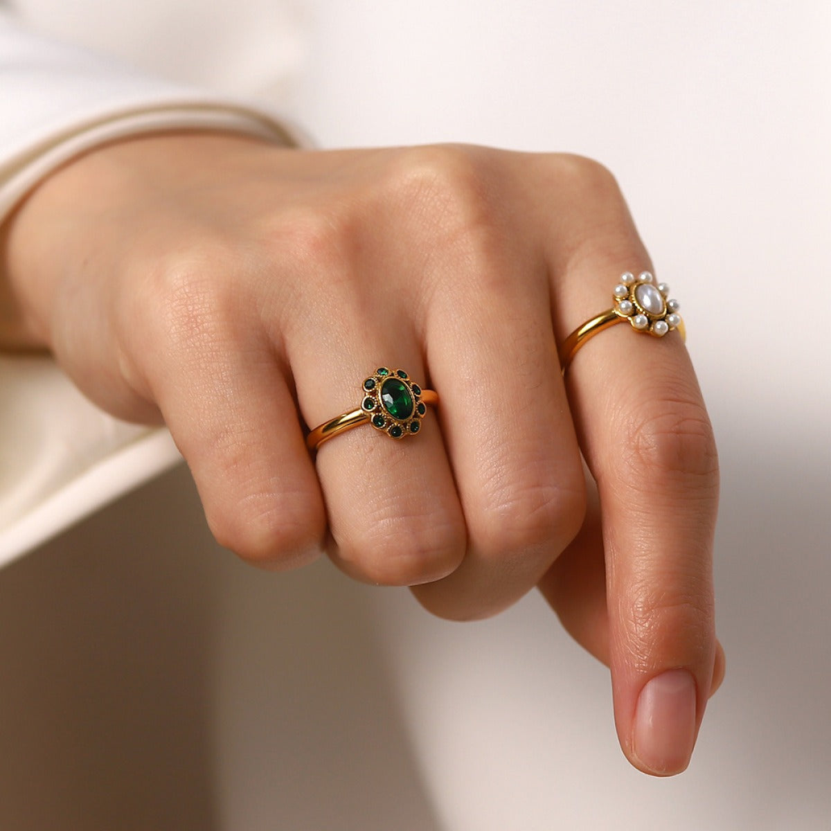 Cynthia – Anillo Dorado con Perla