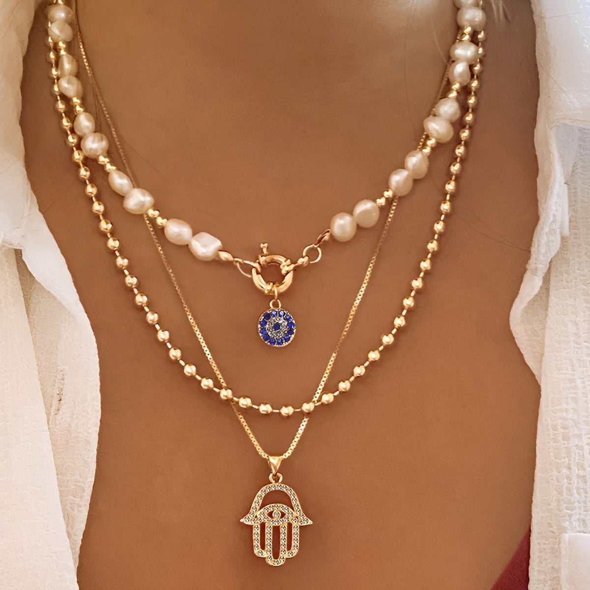 Nadia – Collar Multi-Rangos Perlas & Mano de Fatma