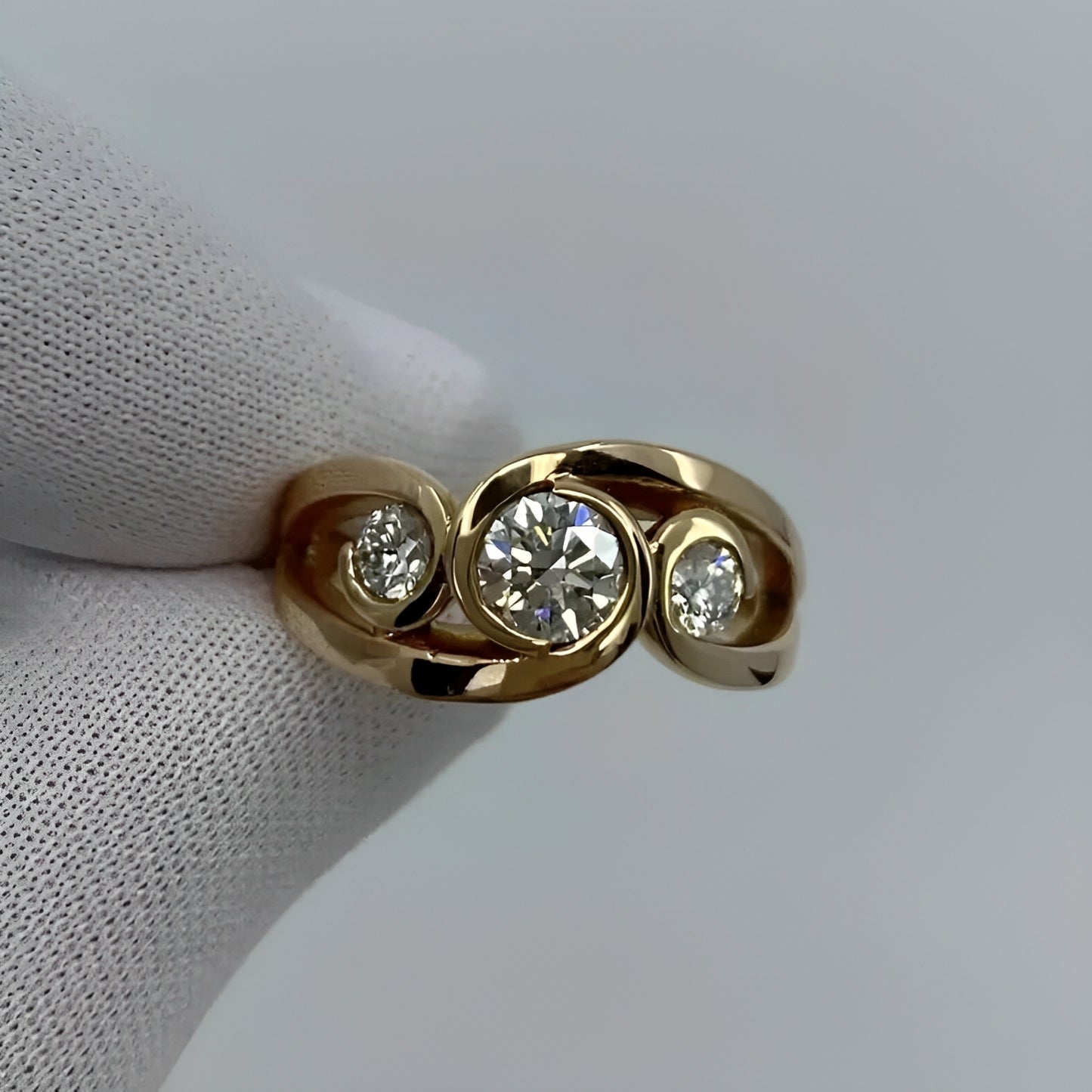 Zarela – Anillo Dorado Vintage en Espiral con Circonitas Engastadas