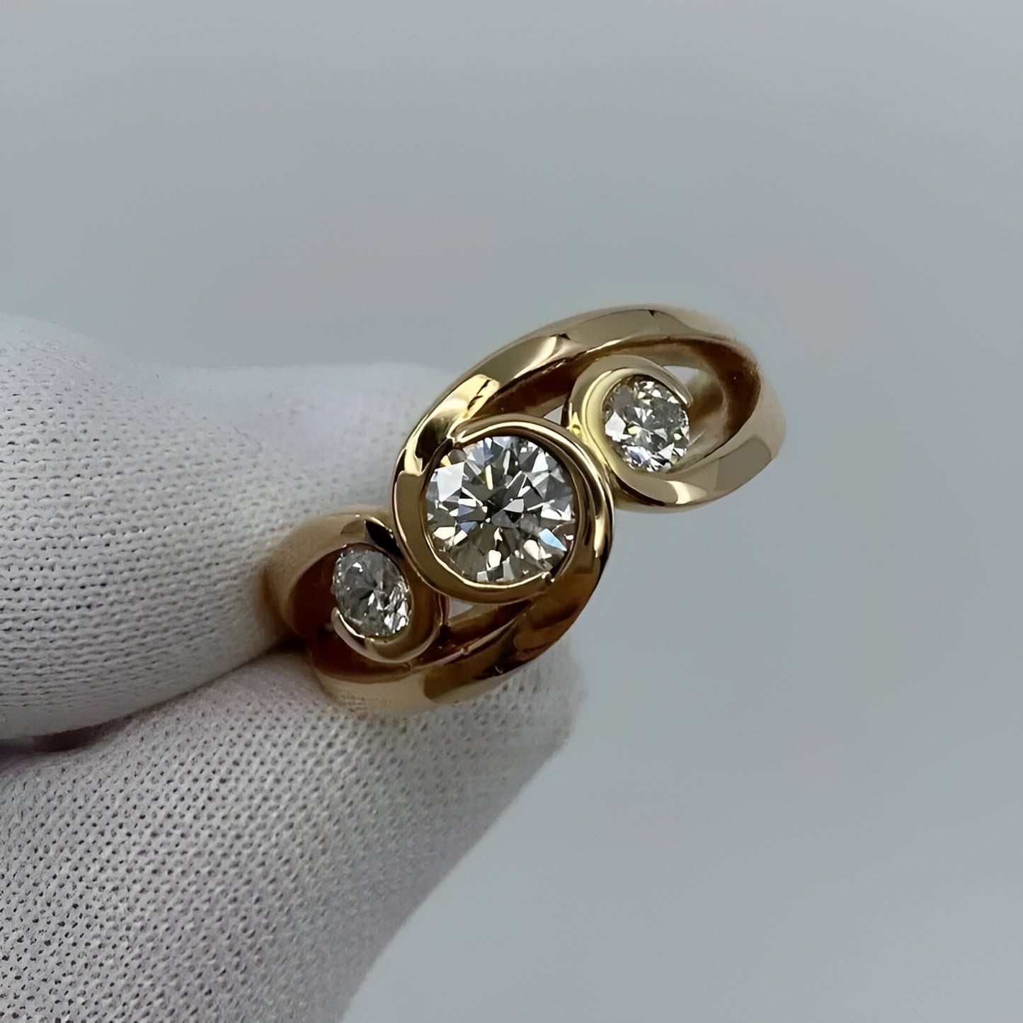 Zarela – Anillo Dorado Vintage en Espiral con Circonitas Engastadas