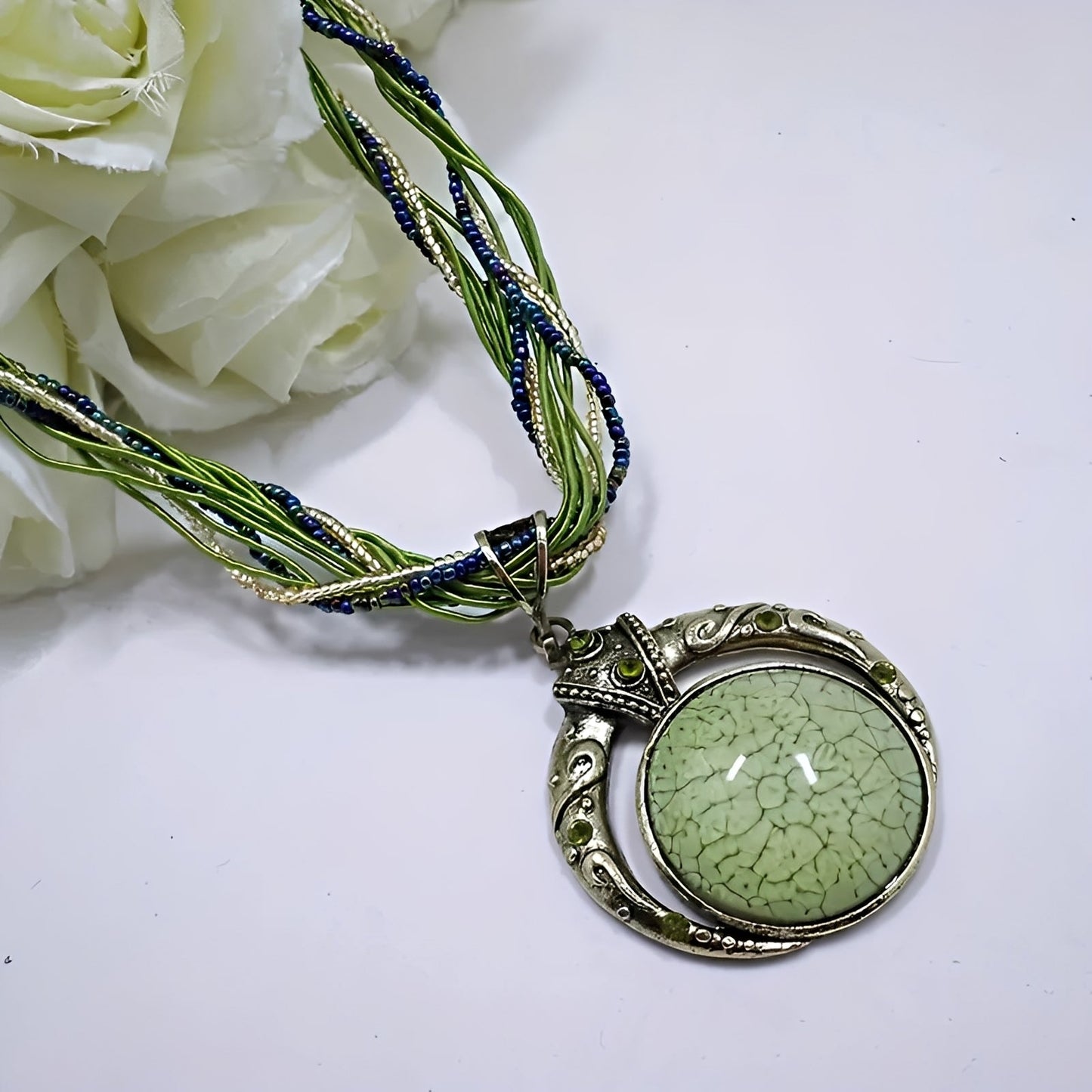 Milley – Collar Dorado Adornado de Verde