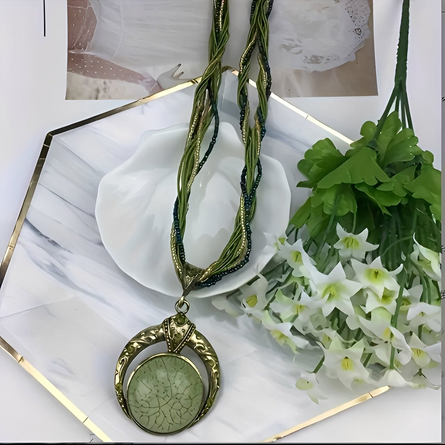 Milley – Collar Dorado Adornado de Verde