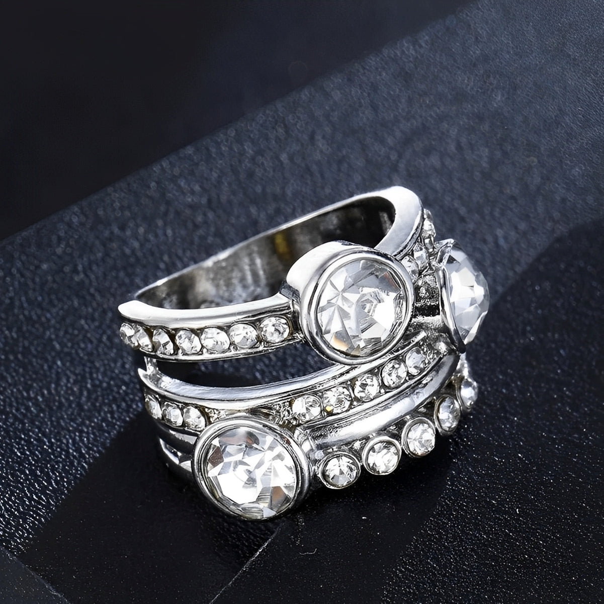 Elvie – Anillo Vintage en Plata con Capas y Cristales