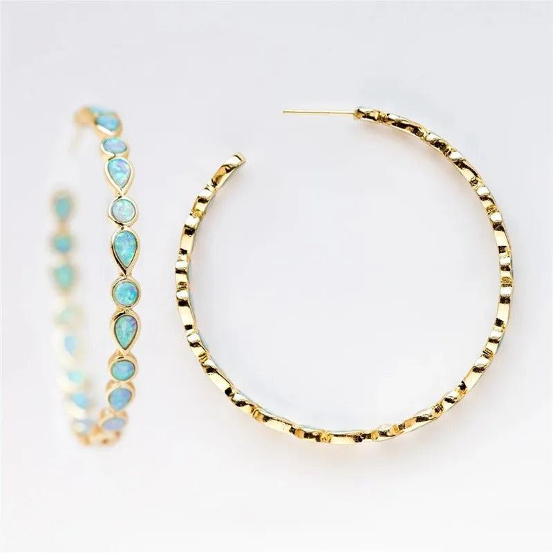 Maricel – Aretes Círculo Dorado y Ópalo Colgantes