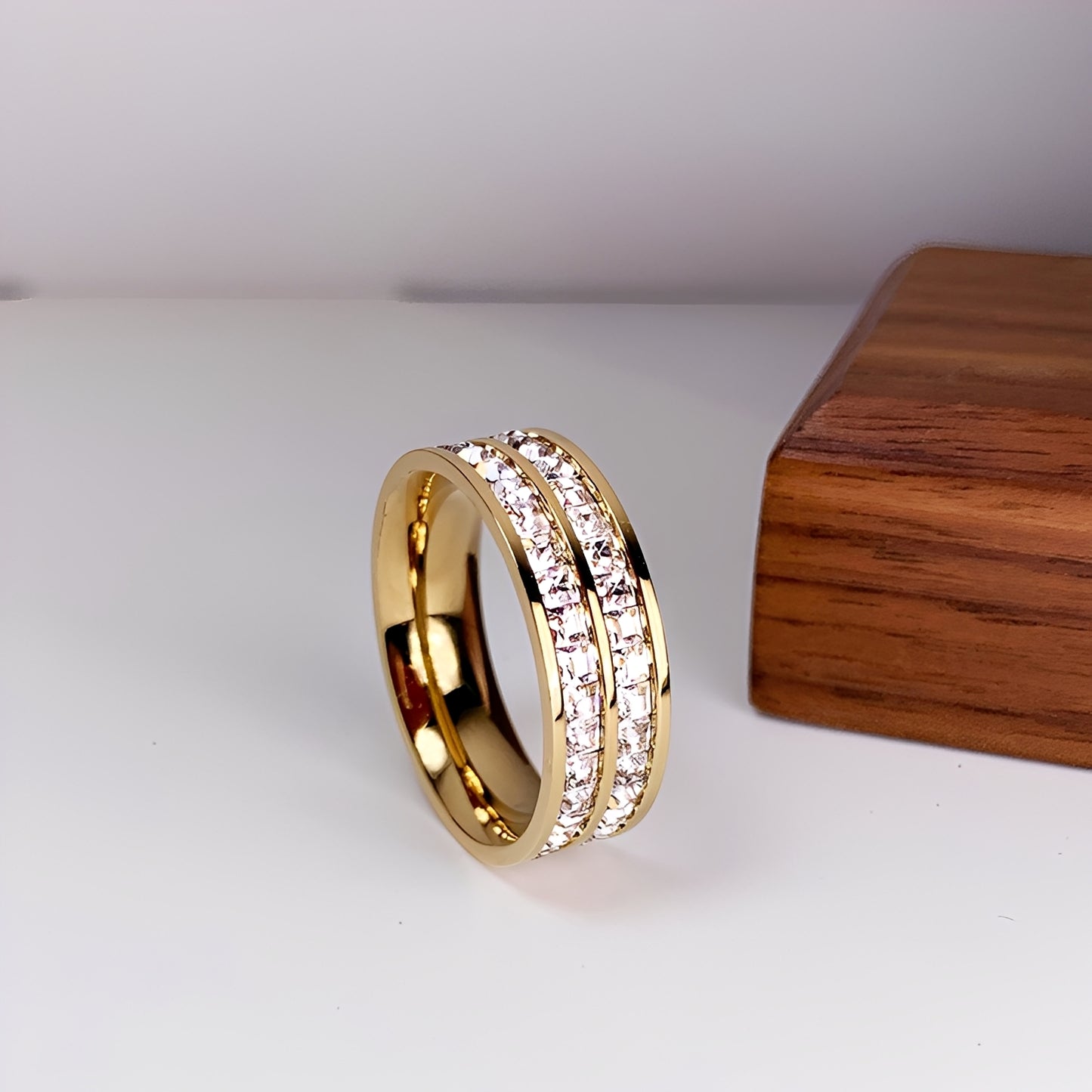Jona – Anillo Elegante con Circonitas Engarzadas