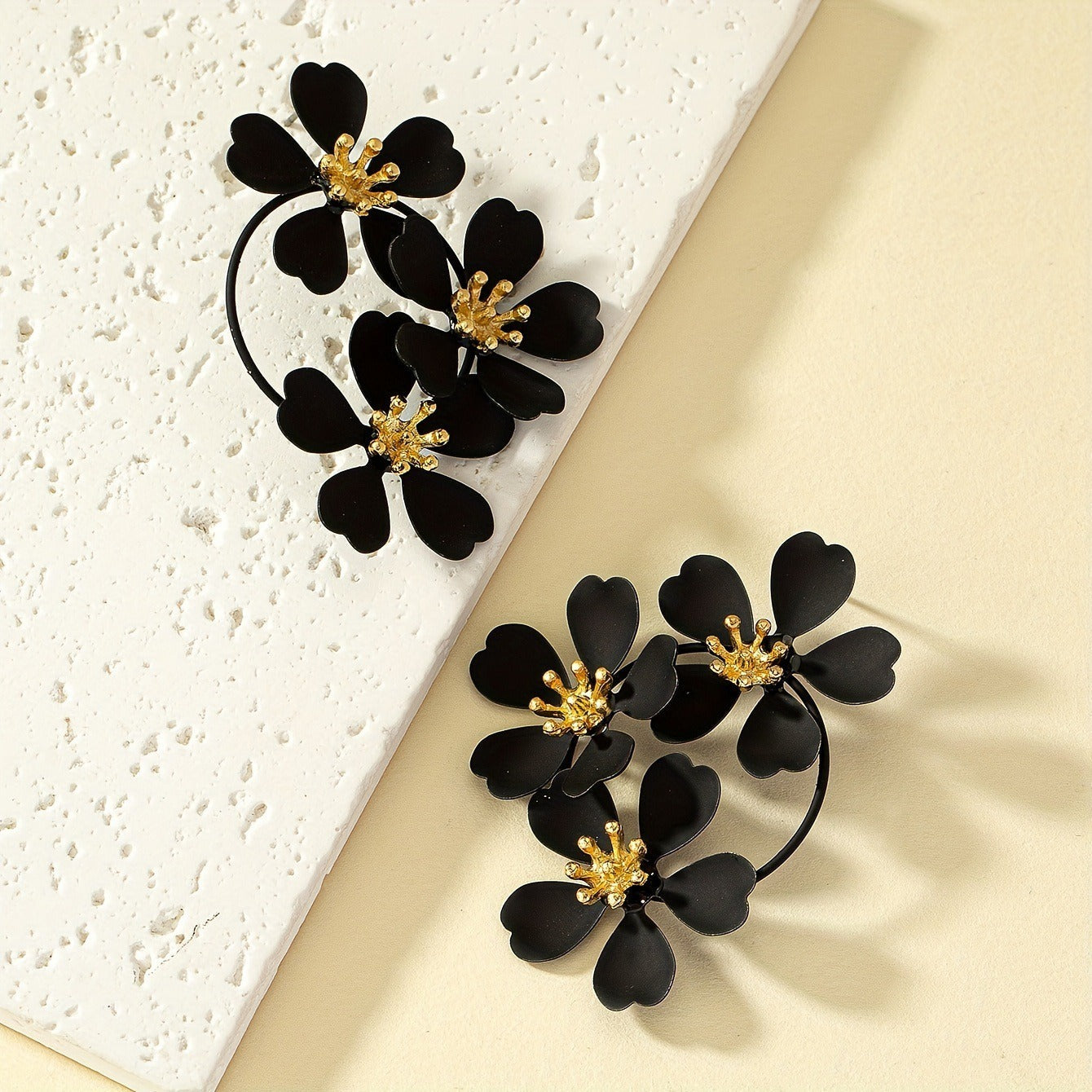 Noelia – Pendientes Vintage Flor Negra