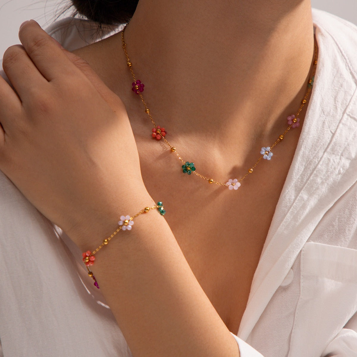 Roseline – Pulsera Dorada con Pequeñas Flores de Colores