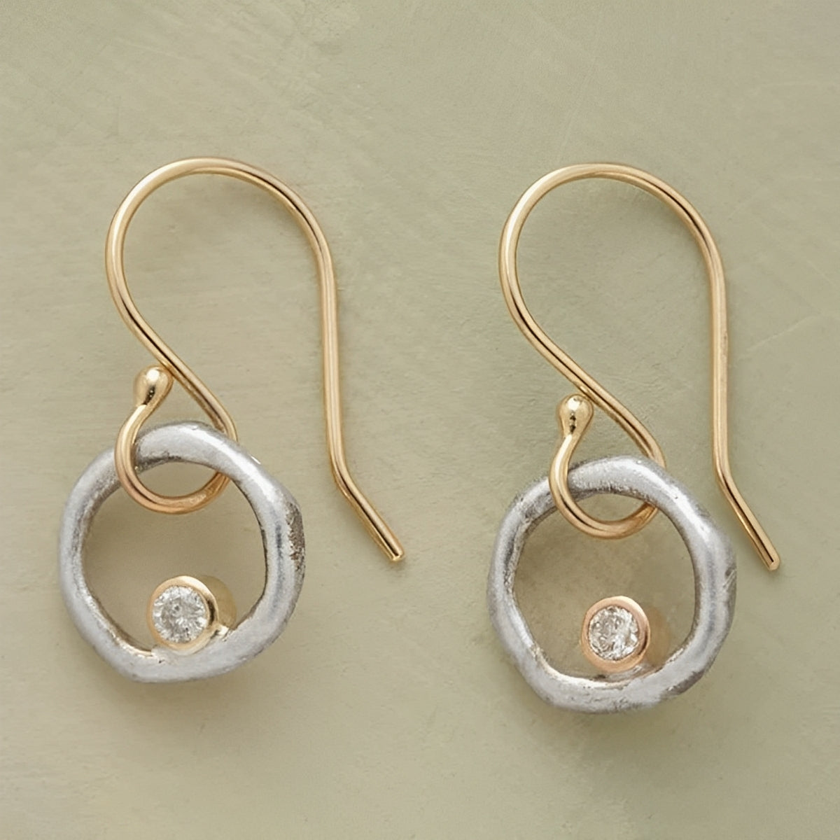 Isolde – Pendientes Vintage de Circon con Detalle Dorado y Plateado