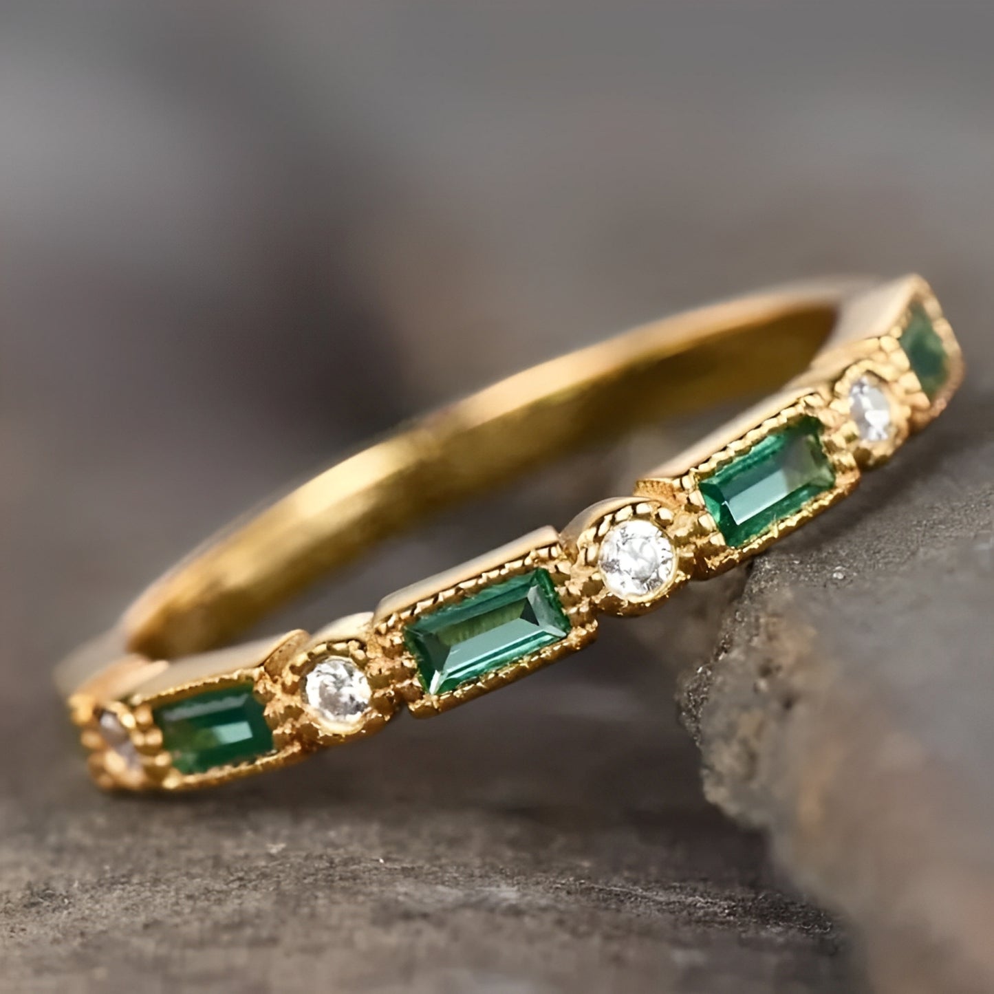 Sana – Anillo Vintage Dorado con Circonita Verde Incrustada