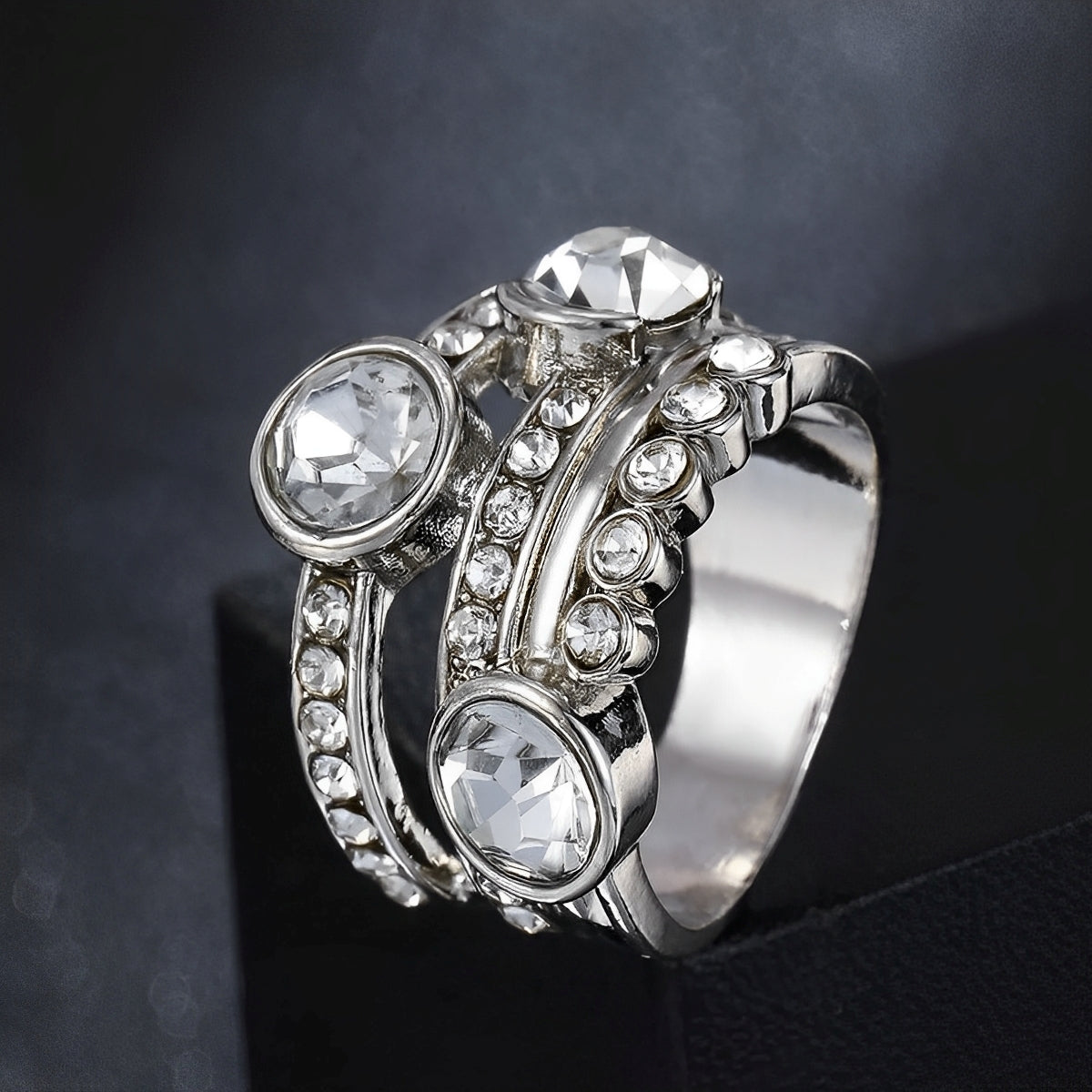 Elvie – Anillo Vintage en Plata con Capas y Cristales