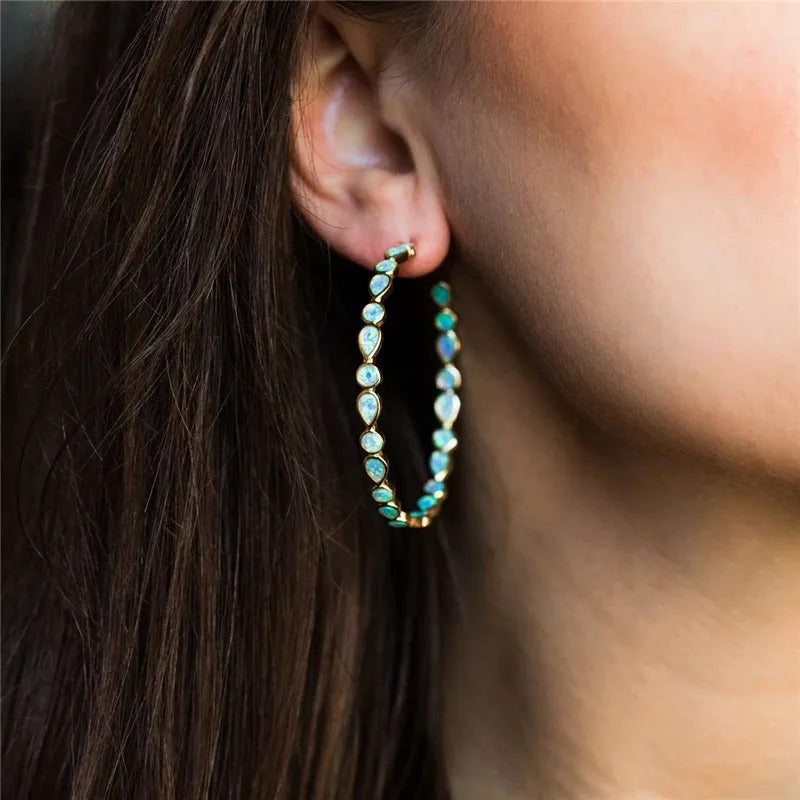 Maricel – Aretes Círculo Dorado y Ópalo Colgantes