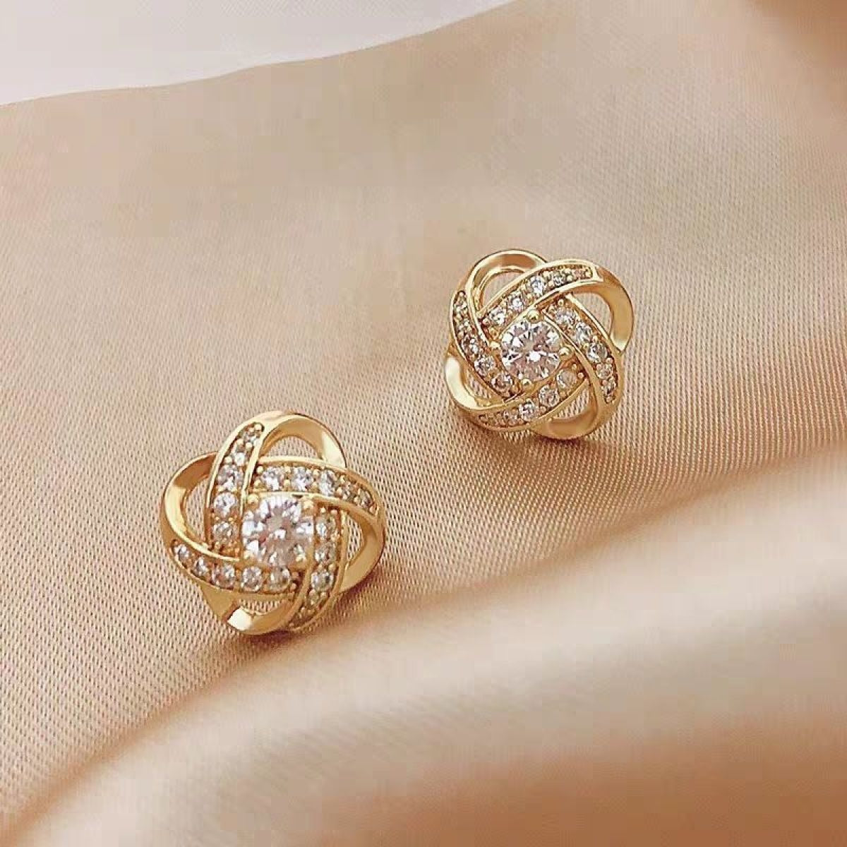 Ryoshi – Aretes Cruz Flor Espiral