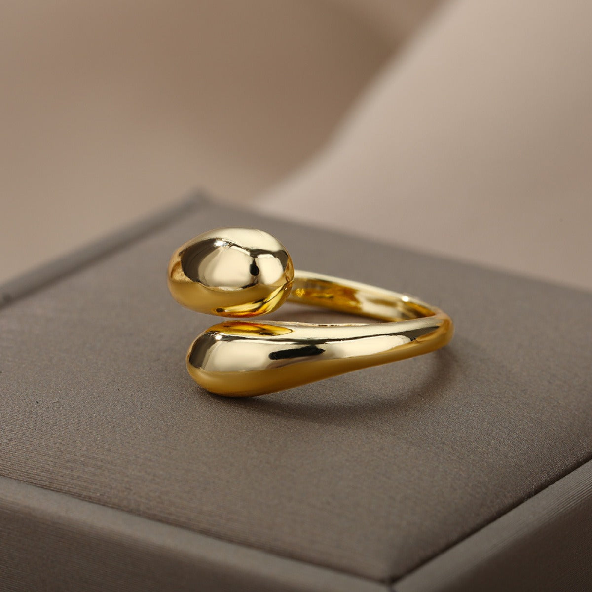Nalia – Anillo Ajustable en Oro Elegante