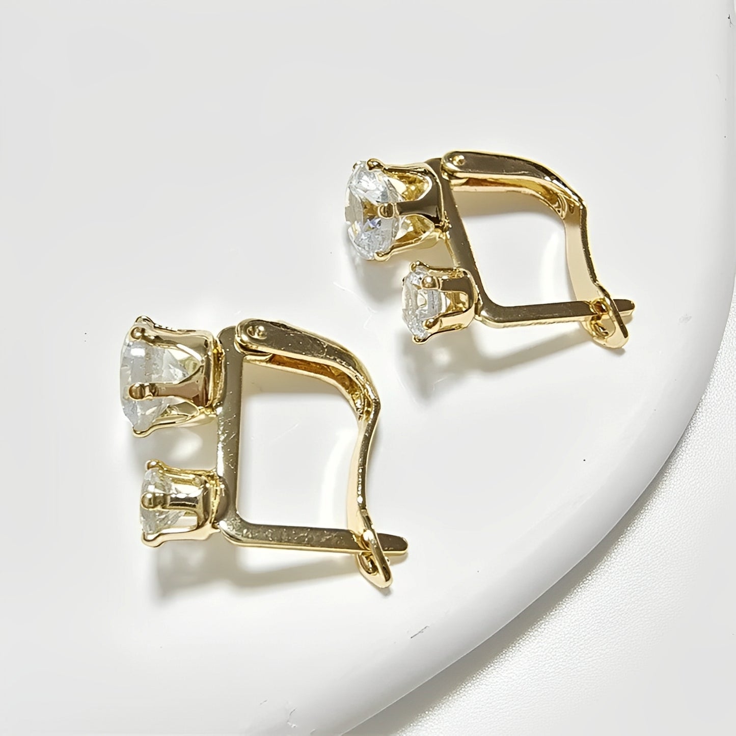 Shuvee – Pendientes Vintage Dorados con Circonitas Brillantes