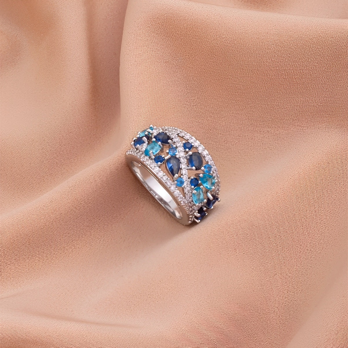 Julie – Anillo Vintage con Circonita Azul y Detalle Dorado