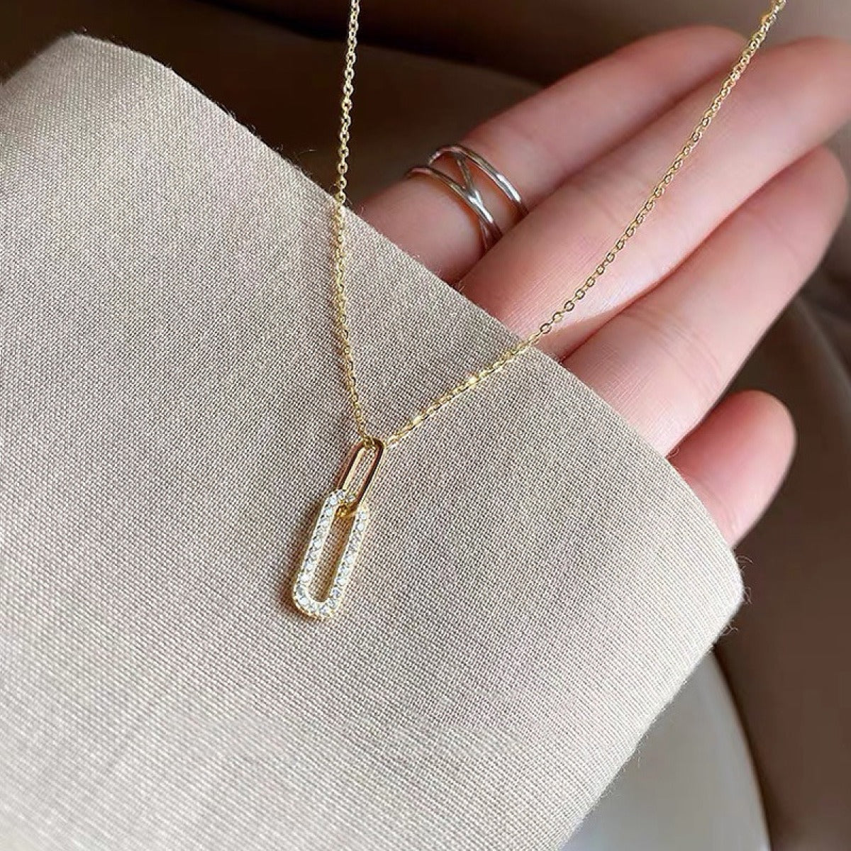 Sora – Collar con Colgante de Eslabón Brillante